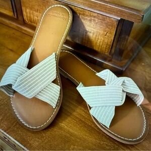 Abercrombie & Fitch Cream and White Sandals with Criss-Cross Design slides shoes